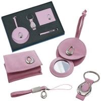Набор: брелок, визитница, зеркало и подвеска для мобильного телефона; розовый; 20,7х22,6 см; искуccтвенная кожа