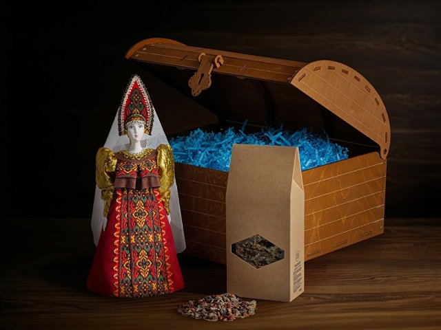 Подарочный набор: кукла фарфоровая, чай "Малина с мятой", красный